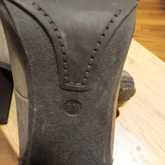 G BY GUESS Tan lace up boots with heels and fur inside boot and trim - Picture 5 of 8